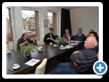 DVD van de “New Zealand nine” wordt aandachtig bekeken.